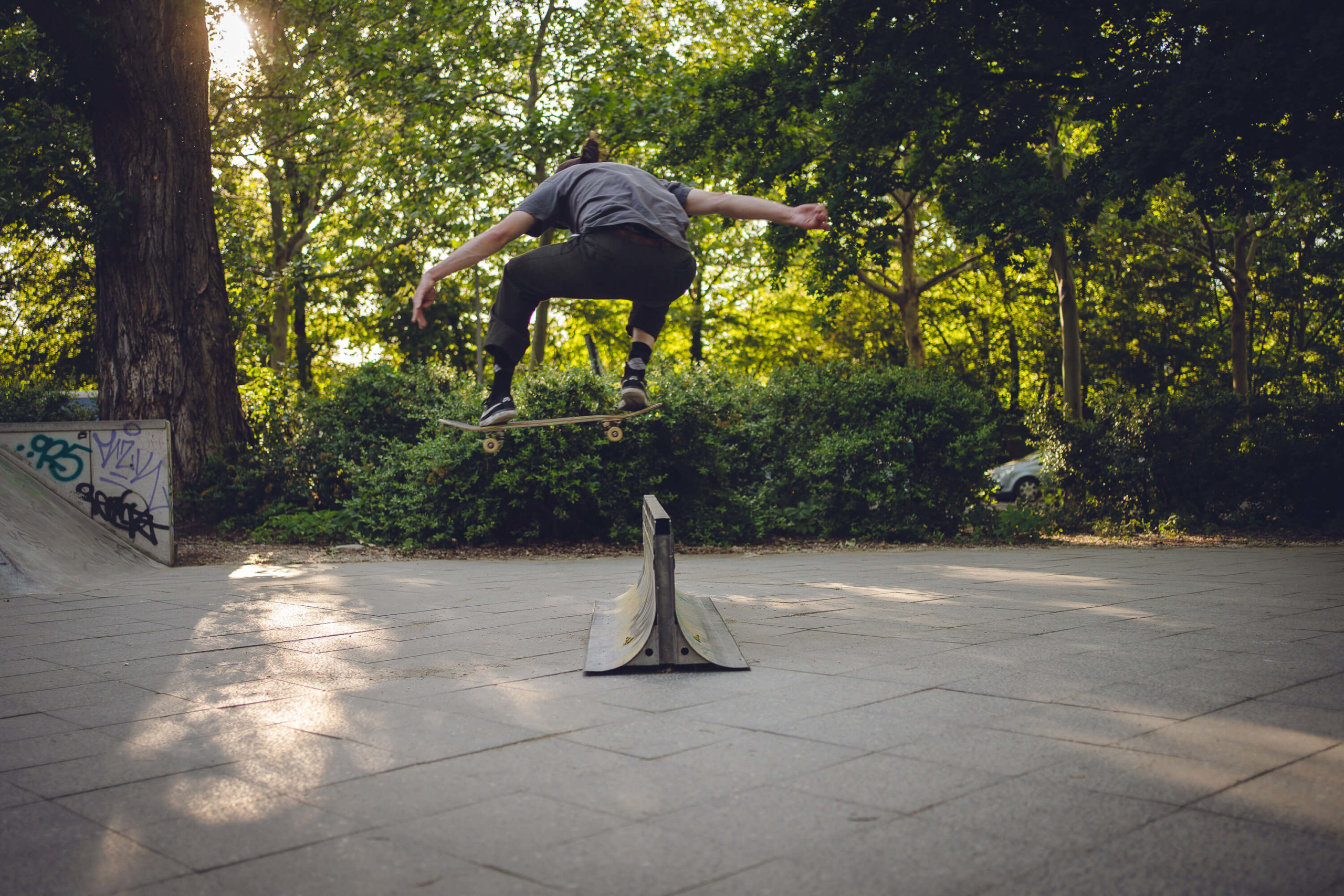 musician Finn of band Auburn light jumps with skate board in skate park Berlin