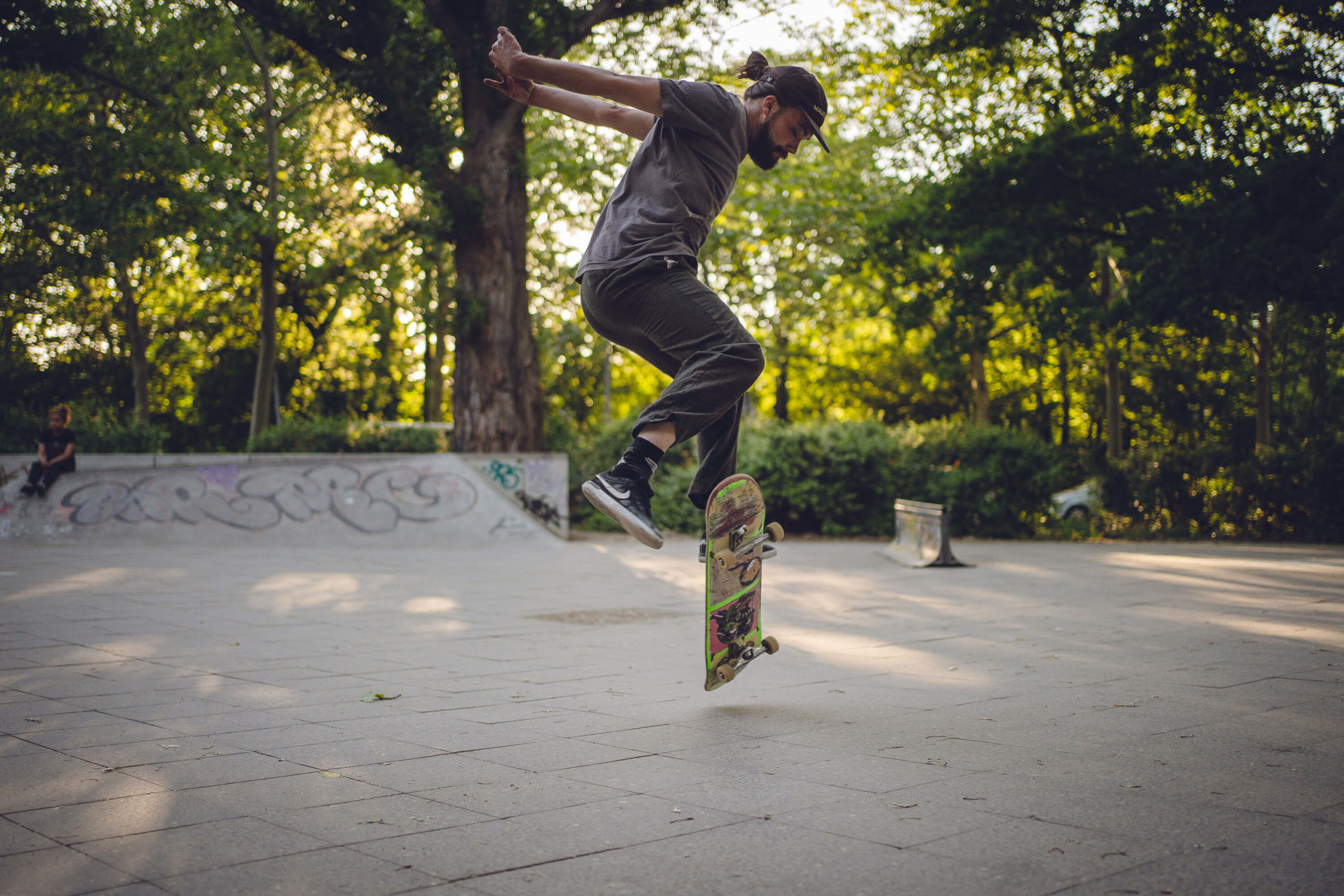 musician Finn of band Auburn light jumps with skate board in skate park Berlin