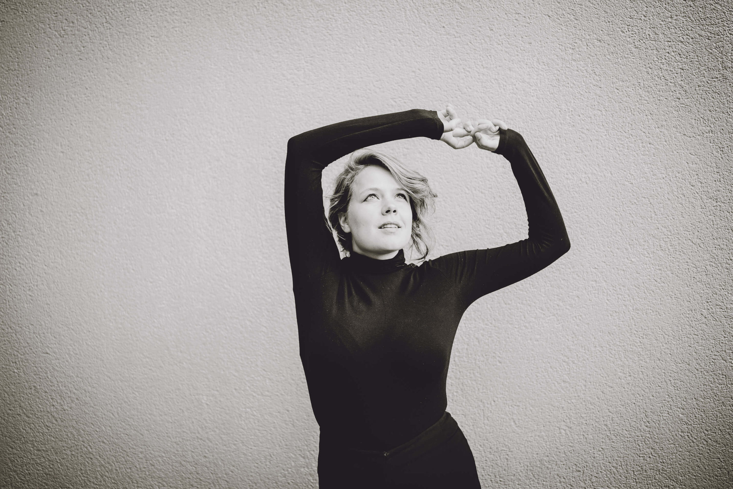 singer-songwriter Marie Feiler dances in Berlin-Friedrichshain